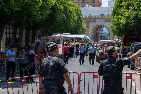 27 juin 2019 : une nouvelle fois le coeur de Tunis est touché par une attaque terroriste revendiquée le soir même par Daesh. Un jeune homme tunisien s'est fait exploser ce matin à 11h près d'une voiture de police en plein coeur historique et commerçant de Tunis sur l'avenue Habib Bourguiba. Bilan 1 policier municipal tué et 5 blessés. Quelques minutes plus tard une seconde attaque d'un kamikaze a eu lieu sur la caserne de la police anti terroriste de Gorjani en haut de la medina de Tunis faisant 3 blessés. Une action conjointe en plein début de la saison touristique qui vise particulièrement les forces de police tunisienne qui depuis quelques années luttent quotidiennement et avec succès contre les groupes terroriste sur le territoire tunisien. 