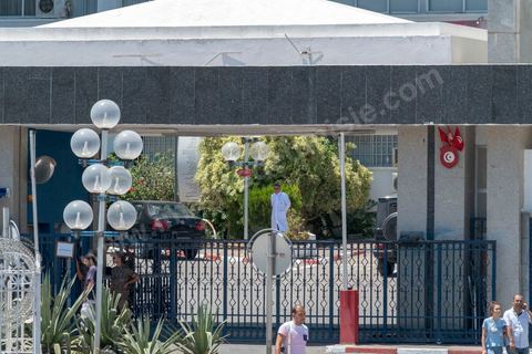25 juillet 2019 : Devant l'hoptila militaire de Tunis, à 10h du matin est annoncé officiellement la mort du président de la République Béji Caïd Essebsi à l'hopital militaire de Tunis en ce jour de fête de la République. A l'aasemblée des représentant du peuple s'et l'efferversence, le président de l'assemblée est constituellement le successeur par interim du président défunt. Défilé de personnalité politique dasn le bureau du président de l'assemblée Mohamed Ennaceur avant de préter sermet en fin de jjournée comme président de la république pour un interim de trois mois et l'organisation d'élections présidentielles anticipées. 