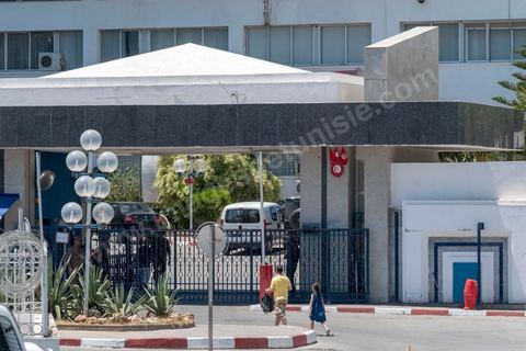 25 juillet 2019 : Devant l'hoptila militaire de Tunis, à 10h du matin est annoncé officiellement la mort du président de la République Béji Caïd Essebsi à l'hopital militaire de Tunis en ce jour de fête de la République. A l'aasemblée des représentant du peuple s'et l'efferversence, le président de l'assemblée est constituellement le successeur par interim du président défunt. Défilé de personnalité politique dasn le bureau du président de l'assemblée Mohamed Ennaceur avant de préter sermet en fin de jjournée comme président de la république pour un interim de trois mois et l'organisation d'élections présidentielles anticipées. 