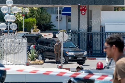 25 juillet 2019 : Devant l'hoptila militaire de Tunis, à 10h du matin est annoncé officiellement la mort du président de la République Béji Caïd Essebsi à l'hopital militaire de Tunis en ce jour de fête de la République. A l'aasemblée des représentant du peuple s'et l'efferversence, le président de l'assemblée est constituellement le successeur par interim du président défunt. Défilé de personnalité politique dasn le bureau du président de l'assemblée Mohamed Ennaceur avant de préter sermet en fin de jjournée comme président de la république pour un interim de trois mois et l'organisation d'élections présidentielles anticipées. 