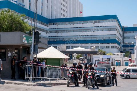 25 juillet 2019 : Devant l'hoptila militaire de Tunis, à 10h du matin est annoncé officiellement la mort du président de la République Béji Caïd Essebsi à l'hopital militaire de Tunis en ce jour de fête de la République. A l'aasemblée des représentant du peuple s'et l'efferversence, le président de l'assemblée est constituellement le successeur par interim du président défunt. Défilé de personnalité politique dasn le bureau du président de l'assemblée Mohamed Ennaceur avant de préter sermet en fin de jjournée comme président de la république pour un interim de trois mois et l'organisation d'élections présidentielles anticipées. 