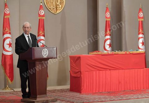 27 juillet 2019 : Allocution de Mohamed Ennaceur nouveau Président de la République tunisienne par interim lors de la Cérémonie d'hommage au Président de la République tunisienne Béji Caid Essebsi, mort ce jeudi 25 juillet à 92 ans, au Palais de Carthage en présence de Emmanuel Macron, président français, du roi d'Espagne Philippe de Valois