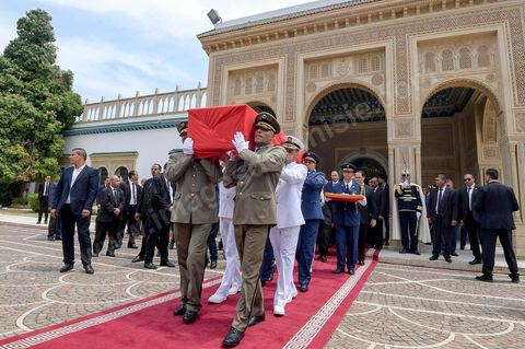 27 juillet 2019 : sortie de la dépouille du président défunt du palais présidentiel de Carthage lors de la Cérémonie d'hommage au Président de la République tunisienne Béji Caid Essebsi, mort ce jeudi 25 juillet à 92 ans, au Palais de Carthage en présence de Emmanuel Macron, président français, du roi d'Espagne Philippe de Valois
