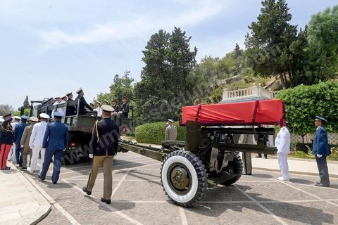 27 juillet 2019 : sortie de la dépouille du président défunt du palais présidentiel de Carthage lors de la Cérémonie d'hommage au Président de la République tunisienne Béji Caid Essebsi, mort ce jeudi 25 juillet à 92 ans, au Palais de Carthage en présence de Emmanuel Macron, président français, du roi d'Espagne Philippe de Valois