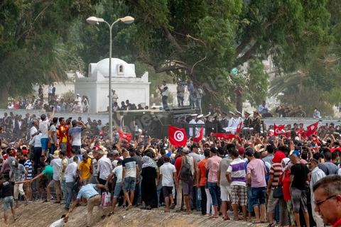 27 juillet 2019 : devant le cimetière des milliers de tunisiens sont venus dire adieu à leur président. Obsèques nationales pour le Président de la République Béji Caïd Essebsi, décédé ce 25 juillet à 92 ans. Le cortège funéraire, après une cérémonie au palais présidentiel de Carthage, traverse la capitale Tunis pour rejoindre le caveau de la famille dans le cimetière du Jellaz à Tunis. 