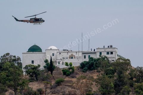 27 juillet 2019 : devant le cimetière des milliers de tunisiens sont venus dire adieu à leur président. Obsèques nationales pour le Président de la République Béji Caïd Essebsi, décédé ce 25 juillet à 92 ans. Le cortège funéraire, après une cérémonie au palais présidentiel de Carthage, traverse la capitale Tunis pour rejoindre le caveau de la famille dans le cimetière du Jellaz à Tunis. 