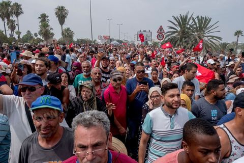 27 juillet 2019 : devant le cimetière des milliers de tunisiens sont venus dire adieu à leur président. Obsèques nationales pour le Président de la République Béji Caïd Essebsi, décédé ce 25 juillet à 92 ans. Le cortège funéraire, après une cérémonie au palais présidentiel de Carthage, traverse la capitale Tunis pour rejoindre le caveau de la famille dans le cimetière du Jellaz à Tunis. 