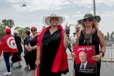27 juillet 2019 : devant le cimetière des milliers de tunisiens sont venus dire adieu à leur président. Obsèques nationales pour le Président de la République Béji Caïd Essebsi, décédé ce 25 juillet à 92 ans. Le cortège funéraire, après une cérémonie au palais présidentiel de Carthage, traverse la capitale Tunis pour rejoindre le caveau de la famille dans le cimetière du Jellaz à Tunis. 