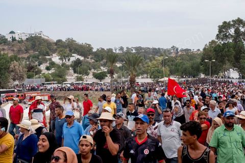 27 juillet 2019 : devant le cimetière des milliers de tunisiens sont venus dire adieu à leur président. Obsèques nationales pour le Président de la République Béji Caïd Essebsi, décédé ce 25 juillet à 92 ans. Le cortège funéraire, après une cérémonie au palais présidentiel de Carthage, traverse la capitale Tunis pour rejoindre le caveau de la famille dans le cimetière du Jellaz à Tunis. 