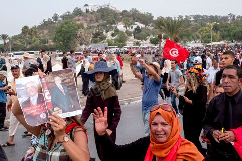 27 juillet 2019 : devant le cimetière des milliers de tunisiens sont venus dire adieu à leur président. Obsèques nationales pour le Président de la République Béji Caïd Essebsi, décédé ce 25 juillet à 92 ans. Le cortège funéraire, après une cérémonie au palais présidentiel de Carthage, traverse la capitale Tunis pour rejoindre le caveau de la famille dans le cimetière du Jellaz à Tunis. 