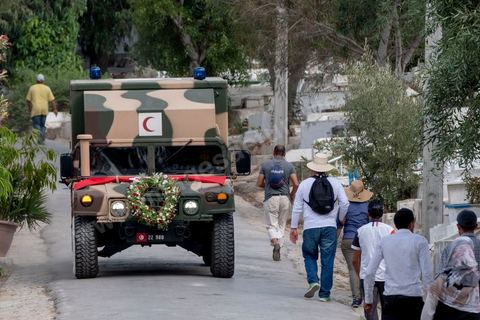 27 juillet 2019 : les plus courageux des tunisiens sont venus pour un dernier hommage et une prière sur la tombe du président. Obsèques nationales pour le Président de la République Béji Caïd Essebsi, décédé ce 25 juillet à 92 ans. Le cortège funéraire, après une cérémonie au palais présidentiel de Carthage, traverse la capitale Tunis pour rejoindre le caveau de la famille dans le cimetière du Jellaz à Tunis. 