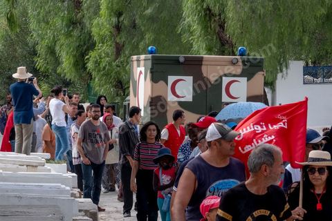 27 juillet 2019 : les plus courageux des tunisiens sont venus pour un dernier hommage et une prière sur la tombe du président. Obsèques nationales pour le Président de la République Béji Caïd Essebsi, décédé ce 25 juillet à 92 ans. Le cortège funéraire, après une cérémonie au palais présidentiel de Carthage, traverse la capitale Tunis pour rejoindre le caveau de la famille dans le cimetière du Jellaz à Tunis. 