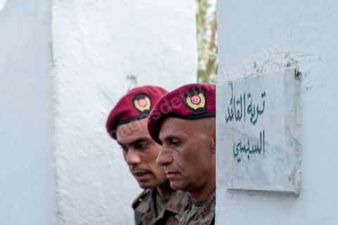 27 juillet 2019 : devant le caveau de la famille Caïd Essebsi, la tombe du président est toujours gardée par les militaires, les plus courageux des tunisiens sont venuds pour un dernier hommage et une prière. Obsèques nationales pour le Président de la République Béji Caïd Essebsi, décédé ce 25 juillet à 92 ans. Le cortège funéraire, après une cérémonie au palais présidentiel de Carthage, traverse la capitale Tunis pour rejoindre le caveau de la famille dans le cimetière du Jellaz à Tunis. 