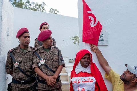 27 juillet 2019 : devant le caveau de la famille Caïd Essebsi, la tombe du président est toujours gardée par les militaires, les plus courageux des tunisiens sont venuds pour un dernier hommage et une prière. Obsèques nationales pour le Président de la République Béji Caïd Essebsi, décédé ce 25 juillet à 92 ans. Le cortège funéraire, après une cérémonie au palais présidentiel de Carthage, traverse la capitale Tunis pour rejoindre le caveau de la famille dans le cimetière du Jellaz à Tunis. 