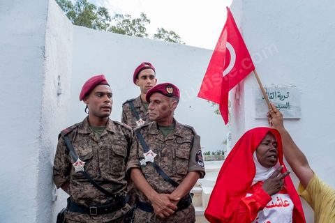 27 juillet 2019 : devant le caveau de la famille Caïd Essebsi, la tombe du président est toujours gardée par les militaires, les plus courageux des tunisiens sont venuds pour un dernier hommage et une prière. Obsèques nationales pour le Président de la République Béji Caïd Essebsi, décédé ce 25 juillet à 92 ans. Le cortège funéraire, après une cérémonie au palais présidentiel de Carthage, traverse la capitale Tunis pour rejoindre le caveau de la famille dans le cimetière du Jellaz à Tunis. 