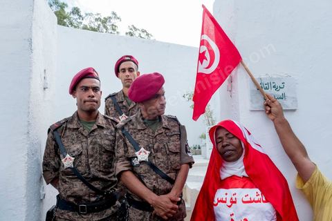 27 juillet 2019 : devant le caveau de la famille Caïd Essebsi, la tombe du président est toujours gardée par les militaires, les plus courageux des tunisiens sont venuds pour un dernier hommage et une prière. Obsèques nationales pour le Président de la République Béji Caïd Essebsi, décédé ce 25 juillet à 92 ans. Le cortège funéraire, après une cérémonie au palais présidentiel de Carthage, traverse la capitale Tunis pour rejoindre le caveau de la famille dans le cimetière du Jellaz à Tunis. 