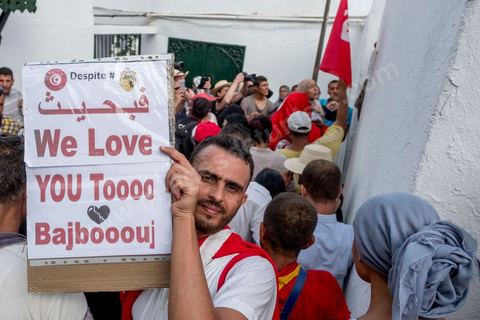 27 juillet 2019 : devant le caveau de la famille Caïd Essebsi, la tombe du président est toujours gardée par les militaires, les plus courageux des tunisiens sont venuds pour un dernier hommage et une prière. Obsèques nationales pour le Président de la République Béji Caïd Essebsi, décédé ce 25 juillet à 92 ans. Le cortège funéraire, après une cérémonie au palais présidentiel de Carthage, traverse la capitale Tunis pour rejoindre le caveau de la famille dans le cimetière du Jellaz à Tunis. 