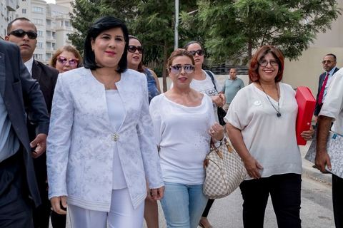 2 aout 2019 Arrivée de Abir Moussi pour dépots de candidatures pour  les présidentielles anticipées en Tunisie du 15 septembre au Bureau de l'ISIE,  à Tunis Vendredi 2 août, 8h du matin devant le bureau de l’ISIE, l’Instance Supérieure Indépendante pour les Élections. pour Ce premier jour des dépôts de candidatures c’est l’engouement des candidats à l’ouverture à 8h, près d’une dizaine. Parmi les premiers, Abir Moussi, candidate pour le Parti Destourien Libre