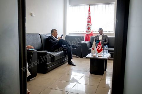 2 aout 2019 Nabil Karoui, le patron de la TV Nessma et fondateur de l’association Khalil Tounes, candidat controversé pour son nouveau parti Au Coeur de la Tunisie (Qalb Tounes), dans la salle d'attente pour dépots de candidatures pour  les présidentielles anticipées en Tunisie du 15 septembre au Bureau de l'ISIE,  à Tunis La longue attente des candidats dans les salons de l’ISIE a montré un certain froid, pas de mots entre eux et regards bloqués sur leurs portables. 