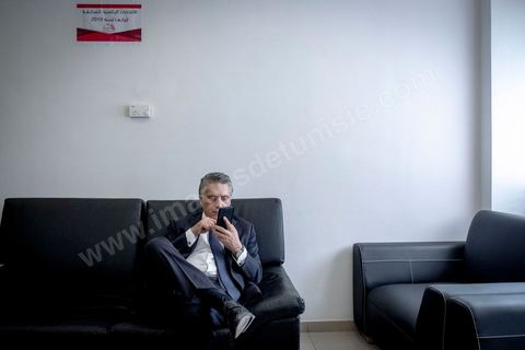 2 aout 2019 Nabil Karoui, le patron de la TV Nessma et fondateur de l’association Khalil Tounes, candidat controversé pour son nouveau parti Au Coeur de la Tunisie (Qalb Tounes), dans la salle d'attente pour dépots de candidatures pour  les présidentielles anticipées en Tunisie du 15 septembre au Bureau de l'ISIE,  à Tunis La longue attente des candidats dans les salons de l’ISIE a montré un certain froid, pas de mots entre eux et regards bloqués sur leurs portables. 