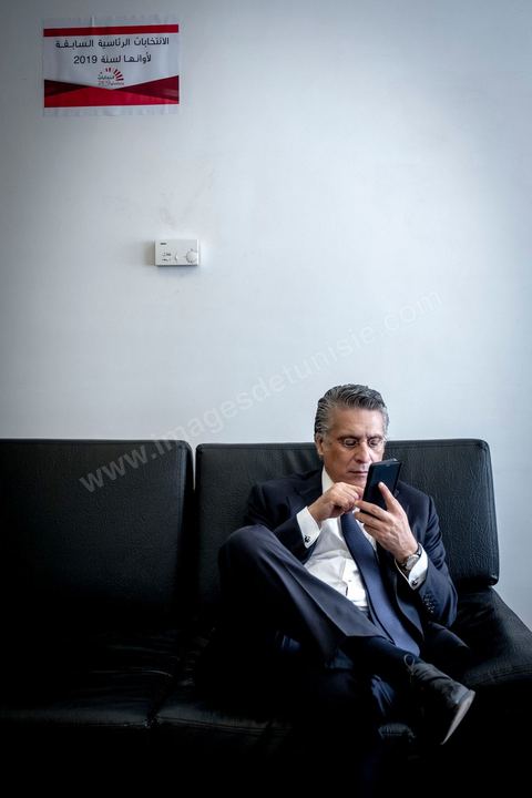 2 aout 2019 Nabil Karoui, le patron de la TV Nessma et fondateur de l’association Khalil Tounes, candidat controversé pour son nouveau parti Au Coeur de la Tunisie (Qalb Tounes), dans la salle d'attente pour dépots de candidatures pour  les présidentielles anticipées en Tunisie du 15 septembre au Bureau de l'ISIE,  à Tunis La longue attente des candidats dans les salons de l’ISIE a montré un certain froid, pas de mots entre eux et regards bloqués sur leurs portables. 