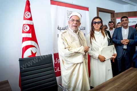 09 août 2019 : Dépot de candidature de Abdlefatah Mourou, co-fondateur et vice président du Parti Ennahdha, pour son parti en présence de rached Ghannouchi et autres leaders du parti islamiste lors de ce dernier jour de dépots de candidature à l'ISIE pour les candidats à la présidentielle du 15 septembre, très forte affluence et 98 candidats au final mais seulement 25% des dossiers retnus en premier examen. 