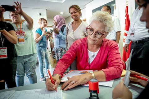 09 août 2019 : dernier jour de dépots de candidature à l'ISIE pour les candidats à la présidentielle du 15 septembre, très forte affluence et 98 candidats au final mais seulement 25% des dossiers retnus en premier examen. 