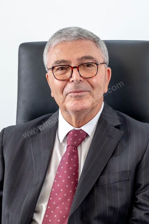 29 aout 2019 : portrait de Abdelkarim Zbidi, candidat à l'election présidentielle en Tunisie du 15 spetmebre sous l'étiquette indépendante mais soutenu par les partis Nidaa Tounes et Afek Tounes et de nombreuses personnalités. Ministre de la Défense depuis deux ans sous le gouvernement de Chahed il commence sa carrière politique sous Ben Ali, puis Essebsi en 2011 et la troika en 2012. Aujourdhui il est le candidat surprise de dernière minute et se positionne comme l'opposant à Chahed.