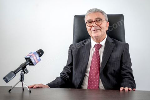 29 aout 2019 : portrait de Abdelkarim Zbidi, candidat à l'election présidentielle en Tunisie du 15 spetmebre sous l'étiquette indépendante mais soutenu par les partis Nidaa Tounes et Afek Tounes et de nombreuses personnalités. Ministre de la Défense depuis deux ans sous le gouvernement de Chahed il commence sa carrière politique sous Ben Ali, puis Essebsi en 2011 et la troika en 2012. Aujourdhui il est le candidat surprise de dernière minute et se positionne comme l'opposant à Chahed.