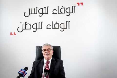 29 aout 2019 : portrait de Abdelkarim Zbidi, candidat à l'election présidentielle en Tunisie du 15 spetmebre sous l'étiquette indépendante mais soutenu par les partis Nidaa Tounes et Afek Tounes et de nombreuses personnalités. Ministre de la Défense depuis deux ans sous le gouvernement de Chahed il commence sa carrière politique sous Ben Ali, puis Essebsi en 2011 et la troika en 2012. Aujourdhui il est le candidat surprise de dernière minute et se positionne comme l'opposant à Chahed.