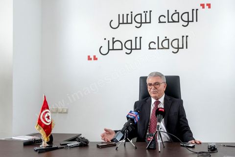 29 aout 2019 : portrait de Abdelkarim Zbidi, candidat à l'election présidentielle en Tunisie du 15 spetmebre sous l'étiquette indépendante mais soutenu par les partis Nidaa Tounes et Afek Tounes et de nombreuses personnalités. Ministre de la Défense depuis deux ans sous le gouvernement de Chahed il commence sa carrière politique sous Ben Ali, puis Essebsi en 2011 et la troika en 2012. Aujourdhui il est le candidat surprise de dernière minute et se positionne comme l'opposant à Chahed.