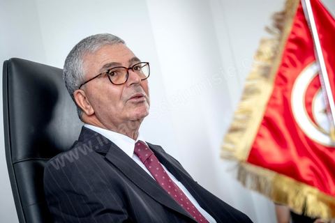 29 aout 2019 : portrait de Abdelkarim Zbidi, candidat à l'election présidentielle en Tunisie du 15 spetmebre sous l'étiquette indépendante mais soutenu par les partis Nidaa Tounes et Afek Tounes et de nombreuses personnalités. Ministre de la Défense depuis deux ans sous le gouvernement de Chahed il commence sa carrière politique sous Ben Ali, puis Essebsi en 2011 et la troika en 2012. Aujourdhui il est le candidat surprise de dernière minute et se positionne comme l'opposant à Chahed.