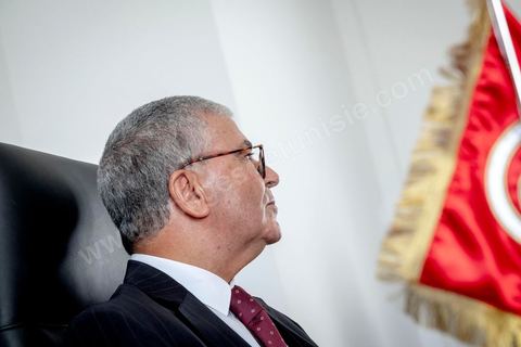 29 aout 2019 : portrait de Abdelkarim Zbidi, candidat à l'election présidentielle en Tunisie du 15 spetmebre sous l'étiquette indépendante mais soutenu par les partis Nidaa Tounes et Afek Tounes et de nombreuses personnalités. Ministre de la Défense depuis deux ans sous le gouvernement de Chahed il commence sa carrière politique sous Ben Ali, puis Essebsi en 2011 et la troika en 2012. Aujourdhui il est le candidat surprise de dernière minute et se positionne comme l'opposant à Chahed.