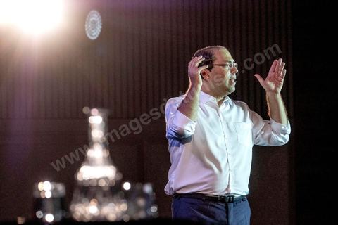02 septembre 2019 : en ce premier jour de campagne officielle pour l'élection présidentielle anticipée, Youssef Chahed, Chef du Gouvernment en vacances, est candidat pour le nouveau parti Tahya Tounes. Dans une salle d'un hôtel 5 étoiles de Tunis, Youssef Chahed présente de façon théatrale son programme électoral devant une salle composée du bureau du parti, des responsables régionaux et locaux du parti et de personnalités qui le soutiennent. Il a affirmé qu'il rêve d'une Tunisie forte, pour une démocratie plus forte, pour un état régulateur, pour faciliter les démarches d'obtention de visas, propose de changer le mode de scrutin, ... 