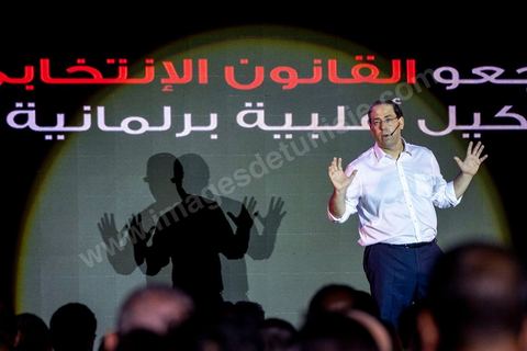 02 septembre 2019 : en ce premier jour de campagne officielle pour l'élection présidentielle anticipée, Youssef Chahed, Chef du Gouvernment en vacances, est candidat pour le nouveau parti Tahya Tounes. Dans une salle d'un hôtel 5 étoiles de Tunis, Youssef Chahed présente de façon théatrale son programme électoral devant une salle composée du bureau du parti, des responsables régionaux et locaux du parti et de personnalités qui le soutiennent. Il a affirmé qu'il rêve d'une Tunisie forte, pour une démocratie plus forte, pour un état régulateur, pour faciliter les démarches d'obtention de visas, propose de changer le mode de scrutin, ... 