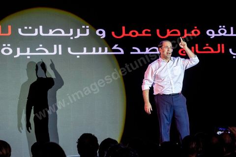 02 septembre 2019 : en ce premier jour de campagne officielle pour l'élection présidentielle anticipée, Youssef Chahed, Chef du Gouvernment en vacances, est candidat pour le nouveau parti Tahya Tounes. Dans une salle d'un hôtel 5 étoiles de Tunis, Youssef Chahed présente de façon théatrale son programme électoral devant une salle composée du bureau du parti, des responsables régionaux et locaux du parti et de personnalités qui le soutiennent. Il a affirmé qu'il rêve d'une Tunisie forte, pour une démocratie plus forte, pour un état régulateur, pour faciliter les démarches d'obtention de visas, propose de changer le mode de scrutin, ... 