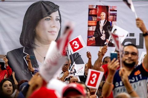 02 septembre 2019 : premier meeting populaire de campagne pour les élections présidentielles de la candidate Abir Moussi dans la salle de sport de la Goulette banlieue de Tunis. Abir Moussi, dans le quartet des sondages, est présidente du parti destourine Libre et candidate aux présidentielles anticipées du 15 septembre, présente les grands axes de son programme devant près de 1500 sympathisants venus de tout le pays. Abir Moussi a réitéré que l’Islam politique n’avait pas de place en Tunisie soulignant qu’Ennahdha était impliqué dans plusieurs « crimes, infractions et menaces de la sûreté nationale ». Dans ce sens, elle a assuré qu’elle ne gouvernera jamais avec le parti islamiste quitte à recourir à l’opposition.
