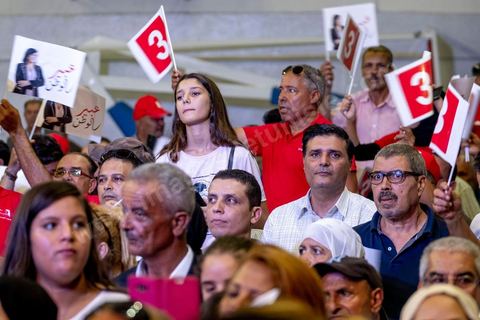 02 septembre 2019 : premier meeting populaire de campagne pour les élections présidentielles de la candidate Abir Moussi dans la salle de sport de la Goulette banlieue de Tunis. Abir Moussi, dans le quartet des sondages, est présidente du parti destourine Libre et candidate aux présidentielles anticipées du 15 septembre, présente les grands axes de son programme devant près de 1500 sympathisants venus de tout le pays. Abir Moussi a réitéré que l’Islam politique n’avait pas de place en Tunisie soulignant qu’Ennahdha était impliqué dans plusieurs « crimes, infractions et menaces de la sûreté nationale ». Dans ce sens, elle a assuré qu’elle ne gouvernera jamais avec le parti islamiste quitte à recourir à l’opposition.