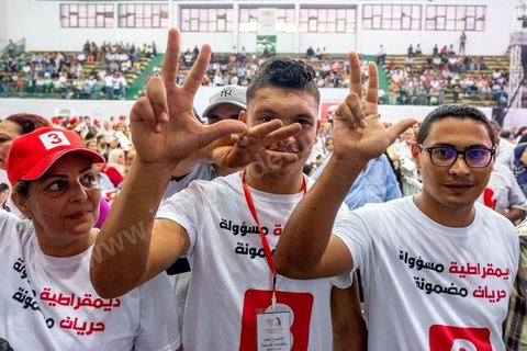 02 septembre 2019 : premier meeting populaire de campagne pour les élections présidentielles de la candidate Abir Moussi dans la salle de sport de la Goulette banlieue de Tunis. Abir Moussi, dans le quartet des sondages, est présidente du parti destourine Libre et candidate aux présidentielles anticipées du 15 septembre, présente les grands axes de son programme devant près de 1500 sympathisants venus de tout le pays. Abir Moussi a réitéré que l’Islam politique n’avait pas de place en Tunisie soulignant qu’Ennahdha était impliqué dans plusieurs « crimes, infractions et menaces de la sûreté nationale ». Dans ce sens, elle a assuré qu’elle ne gouvernera jamais avec le parti islamiste quitte à recourir à l’opposition.