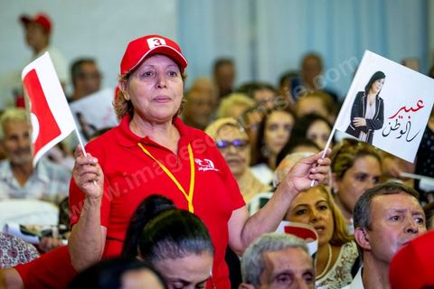 02 septembre 2019 : premier meeting populaire de campagne pour les élections présidentielles de la candidate Abir Moussi dans la salle de sport de la Goulette banlieue de Tunis. Abir Moussi, dans le quartet des sondages, est présidente du parti destourine Libre et candidate aux présidentielles anticipées du 15 septembre, présente les grands axes de son programme devant près de 1500 sympathisants venus de tout le pays. Abir Moussi a réitéré que l’Islam politique n’avait pas de place en Tunisie soulignant qu’Ennahdha était impliqué dans plusieurs « crimes, infractions et menaces de la sûreté nationale ». Dans ce sens, elle a assuré qu’elle ne gouvernera jamais avec le parti islamiste quitte à recourir à l’opposition.