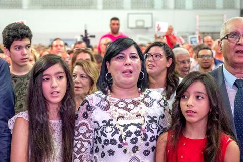 02 septembre 2019 : premier meeting populaire de campagne pour les élections présidentielles de la candidate Abir Moussi dans la salle de sport de la Goulette banlieue de Tunis. Abir Moussi, dans le quartet des sondages, est présidente du parti destourine Libre et candidate aux présidentielles anticipées du 15 septembre, présente les grands axes de son programme devant près de 1500 sympathisants venus de tout le pays. Abir Moussi a réitéré que l’Islam politique n’avait pas de place en Tunisie soulignant qu’Ennahdha était impliqué dans plusieurs « crimes, infractions et menaces de la sûreté nationale ». Dans ce sens, elle a assuré qu’elle ne gouvernera jamais avec le parti islamiste quitte à recourir à l’opposition.
