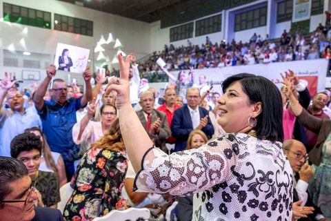 02 septembre 2019 : premier meeting populaire de campagne pour les élections présidentielles de la candidate Abir Moussi dans la salle de sport de la Goulette banlieue de Tunis. Abir Moussi, dans le quartet des sondages, est présidente du parti destourine Libre et candidate aux présidentielles anticipées du 15 septembre, présente les grands axes de son programme devant près de 1500 sympathisants venus de tout le pays. Abir Moussi a réitéré que l’Islam politique n’avait pas de place en Tunisie soulignant qu’Ennahdha était impliqué dans plusieurs « crimes, infractions et menaces de la sûreté nationale ». Dans ce sens, elle a assuré qu’elle ne gouvernera jamais avec le parti islamiste quitte à recourir à l’opposition.