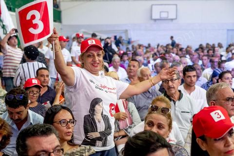 02 septembre 2019 : premier meeting populaire de campagne pour les élections présidentielles de la candidate Abir Moussi dans la salle de sport de la Goulette banlieue de Tunis. Abir Moussi, dans le quartet des sondages, est présidente du parti destourine Libre et candidate aux présidentielles anticipées du 15 septembre, présente les grands axes de son programme devant près de 1500 sympathisants venus de tout le pays. Abir Moussi a réitéré que l’Islam politique n’avait pas de place en Tunisie soulignant qu’Ennahdha était impliqué dans plusieurs « crimes, infractions et menaces de la sûreté nationale ». Dans ce sens, elle a assuré qu’elle ne gouvernera jamais avec le parti islamiste quitte à recourir à l’opposition.
