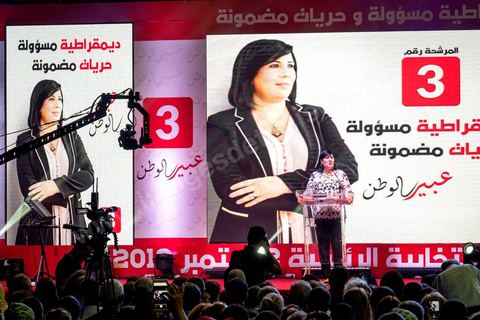 02 septembre 2019 : premier meeting populaire de campagne pour les élections présidentielles de la candidate Abir Moussi dans la salle de sport de la Goulette banlieue de Tunis. Abir Moussi, dans le quartet des sondages, est présidente du parti destourine Libre et candidate aux présidentielles anticipées du 15 septembre, présente les grands axes de son programme devant près de 1500 sympathisants venus de tout le pays. Abir Moussi a réitéré que l’Islam politique n’avait pas de place en Tunisie soulignant qu’Ennahdha était impliqué dans plusieurs « crimes, infractions et menaces de la sûreté nationale ». Dans ce sens, elle a assuré qu’elle ne gouvernera jamais avec le parti islamiste quitte à recourir à l’opposition.