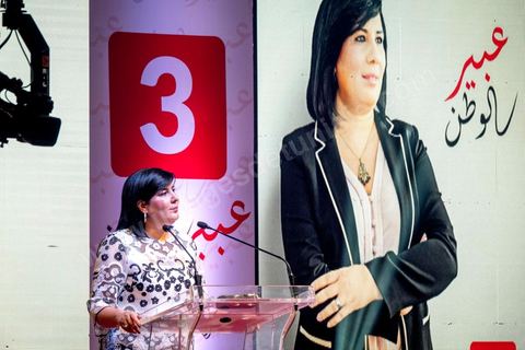 02 septembre 2019 : premier meeting populaire de campagne pour les élections présidentielles de la candidate Abir Moussi dans la salle de sport de la Goulette banlieue de Tunis. Abir Moussi, dans le quartet des sondages, est présidente du parti destourine Libre et candidate aux présidentielles anticipées du 15 septembre, présente les grands axes de son programme devant près de 1500 sympathisants venus de tout le pays. Abir Moussi a réitéré que l’Islam politique n’avait pas de place en Tunisie soulignant qu’Ennahdha était impliqué dans plusieurs « crimes, infractions et menaces de la sûreté nationale ». Dans ce sens, elle a assuré qu’elle ne gouvernera jamais avec le parti islamiste quitte à recourir à l’opposition.