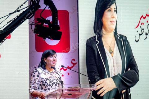 02 septembre 2019 : premier meeting populaire de campagne pour les élections présidentielles de la candidate Abir Moussi dans la salle de sport de la Goulette banlieue de Tunis. Abir Moussi, dans le quartet des sondages, est présidente du parti destourine Libre et candidate aux présidentielles anticipées du 15 septembre, présente les grands axes de son programme devant près de 1500 sympathisants venus de tout le pays. Abir Moussi a réitéré que l’Islam politique n’avait pas de place en Tunisie soulignant qu’Ennahdha était impliqué dans plusieurs « crimes, infractions et menaces de la sûreté nationale ». Dans ce sens, elle a assuré qu’elle ne gouvernera jamais avec le parti islamiste quitte à recourir à l’opposition.