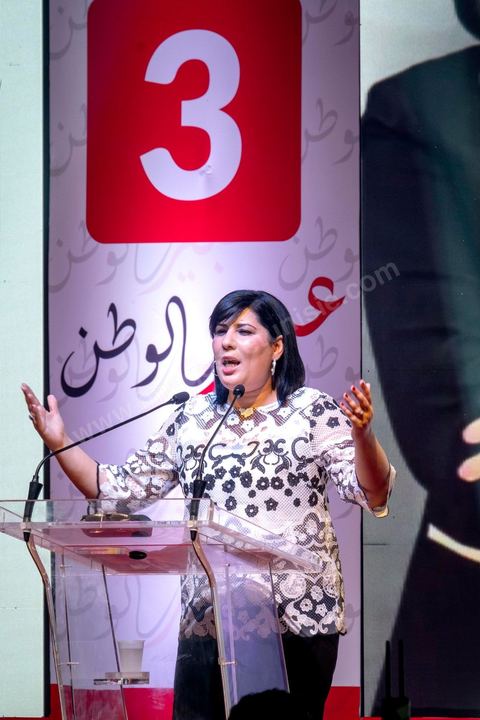 02 septembre 2019 : premier meeting populaire de campagne pour les élections présidentielles de la candidate Abir Moussi dans la salle de sport de la Goulette banlieue de Tunis. Abir Moussi, dans le quartet des sondages, est présidente du parti destourine Libre et candidate aux présidentielles anticipées du 15 septembre, présente les grands axes de son programme devant près de 1500 sympathisants venus de tout le pays. Abir Moussi a réitéré que l’Islam politique n’avait pas de place en Tunisie soulignant qu’Ennahdha était impliqué dans plusieurs « crimes, infractions et menaces de la sûreté nationale ». Dans ce sens, elle a assuré qu’elle ne gouvernera jamais avec le parti islamiste quitte à recourir à l’opposition.