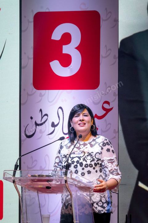 02 septembre 2019 : premier meeting populaire de campagne pour les élections présidentielles de la candidate Abir Moussi dans la salle de sport de la Goulette banlieue de Tunis. Abir Moussi, dans le quartet des sondages, est présidente du parti destourine Libre et candidate aux présidentielles anticipées du 15 septembre, présente les grands axes de son programme devant près de 1500 sympathisants venus de tout le pays. Abir Moussi a réitéré que l’Islam politique n’avait pas de place en Tunisie soulignant qu’Ennahdha était impliqué dans plusieurs « crimes, infractions et menaces de la sûreté nationale ». Dans ce sens, elle a assuré qu’elle ne gouvernera jamais avec le parti islamiste quitte à recourir à l’opposition.