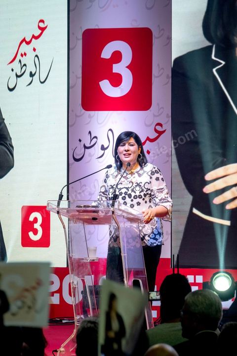 02 septembre 2019 : premier meeting populaire de campagne pour les élections présidentielles de la candidate Abir Moussi dans la salle de sport de la Goulette banlieue de Tunis. Abir Moussi, dans le quartet des sondages, est présidente du parti destourine Libre et candidate aux présidentielles anticipées du 15 septembre, présente les grands axes de son programme devant près de 1500 sympathisants venus de tout le pays. Abir Moussi a réitéré que l’Islam politique n’avait pas de place en Tunisie soulignant qu’Ennahdha était impliqué dans plusieurs « crimes, infractions et menaces de la sûreté nationale ». Dans ce sens, elle a assuré qu’elle ne gouvernera jamais avec le parti islamiste quitte à recourir à l’opposition.