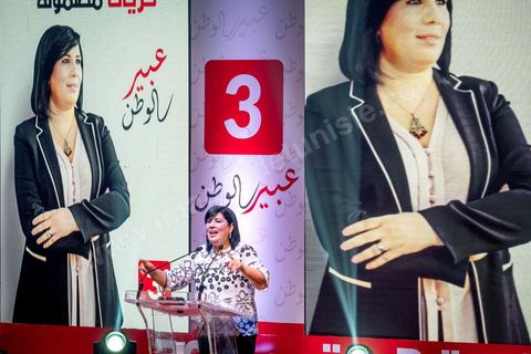 02 septembre 2019 : premier meeting populaire de campagne pour les élections présidentielles de la candidate Abir Moussi dans la salle de sport de la Goulette banlieue de Tunis. Abir Moussi, dans le quartet des sondages, est présidente du parti destourine Libre et candidate aux présidentielles anticipées du 15 septembre, présente les grands axes de son programme devant près de 1500 sympathisants venus de tout le pays. Abir Moussi a réitéré que l’Islam politique n’avait pas de place en Tunisie soulignant qu’Ennahdha était impliqué dans plusieurs « crimes, infractions et menaces de la sûreté nationale ». Dans ce sens, elle a assuré qu’elle ne gouvernera jamais avec le parti islamiste quitte à recourir à l’opposition.